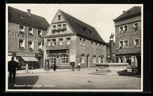 AK Bayreuth, Chevauleger Denkmal mit Gasthaus Chr. Grampp mit Passanten