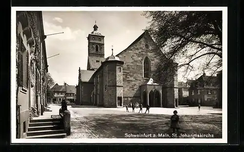 AK Schweinfurt a. M., St. Johanniskirche mit Passanten