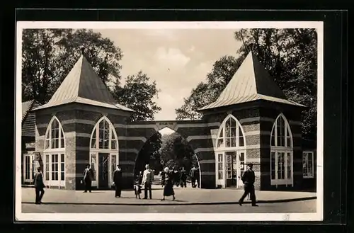 AK Wilhelmshaven, Tor mit Passanten