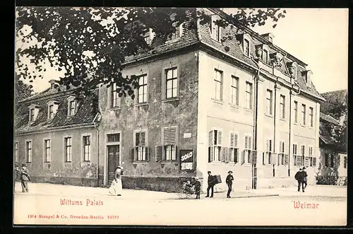 AK Weimar, Wittums Palais mit Passanten