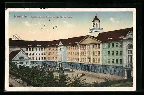 AK Berlin-Neukölln, Grösste Schule Deutschlands, Donaustrasse