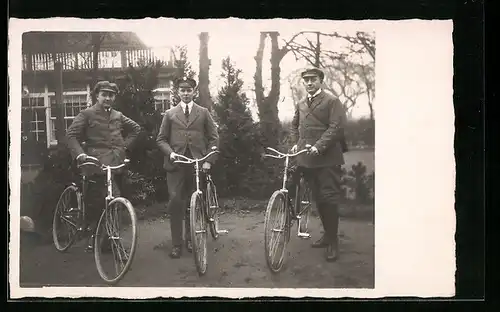 AK Burschen und ihre Fahrräder