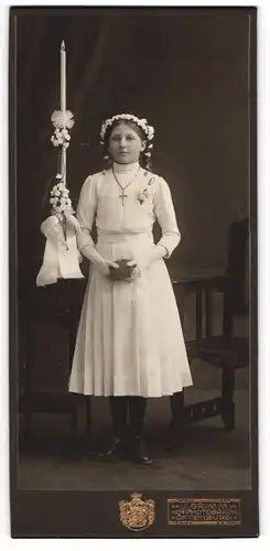 Fotografie J. Grimm, Offenburg, junges Mädchen zur Kommunion im hellen Kleid mit Kerze und Bibel