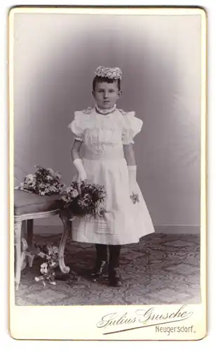Fotografie Julius Grusche, Neugersdorf, niedliches kleines Mädchen im weissen Kleid mit Kopfschmuck, Erstkommunion