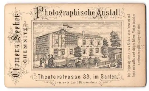 Fotografie Clemens Seeber, Chemnitz, Theaterstr. 33, Ansicht Chemnitz, Passanten spazieren am Atelier vorbei