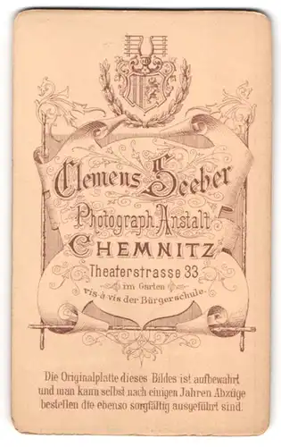 Fotografie Clemens Seeber, Chemnitz, Theaterstr. 33, Stadtwappen von Chemnitz und Banderole mit Anschrift des Ateliers