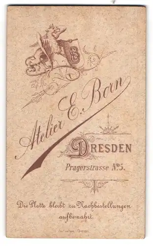 Fotografie Atlier E. Born, Dresden, Pragerstr. 5, Greif hält Wappenschild mit Monogramm des Fotografen