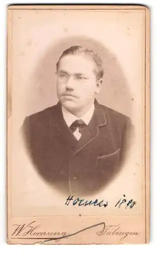 Fotografie W. Hornung, Tübingen, Student Hoeness (st. phil.) im Anzug, 1880