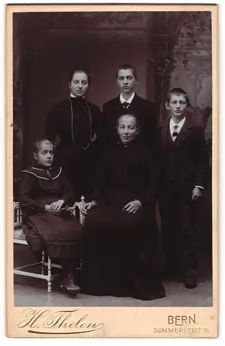 Fotografie H. Thelen, Bern, Mutter mit ihren vier Kindern im Atelier, Mutterglück