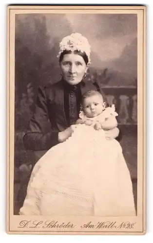 Fotografie D. L. Schröder, Bremen, Am Wall 28, Grossmutter mit Haube und Enkelkind auf dem Schoss, Mutterglück