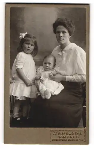 Fotografie Atelier Ideal, Hamburg, junge Mutter mit ihren beiden Kindern im Atelier, Mutterglück