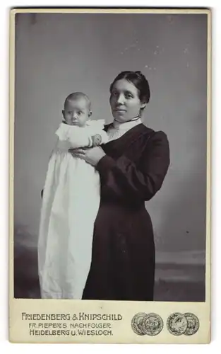 Fotografie Friedenberg & Knipschild, Heidelberg, junge Mutter hält stolz ihr Neugeborenes im Arm, Mutterglück