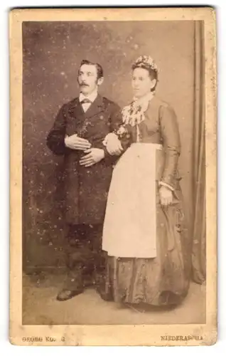 Fotografie Georg König, Niederaschau, Brautpaar im bürgerlichen Hochzeitskleid und im Anzug
