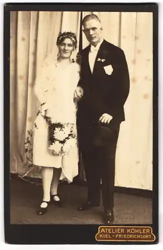 Fotografie Atelier Köhler, Kiel, junges Hochzeitspaar im Brautkleid und Anzug mit Zylinder