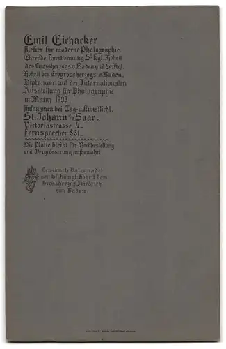 Fotografie Emil Eichacker, St. Johann / Saar, Ehepaar im schwarzen Brautkleid und Anzug nebst Zylinder