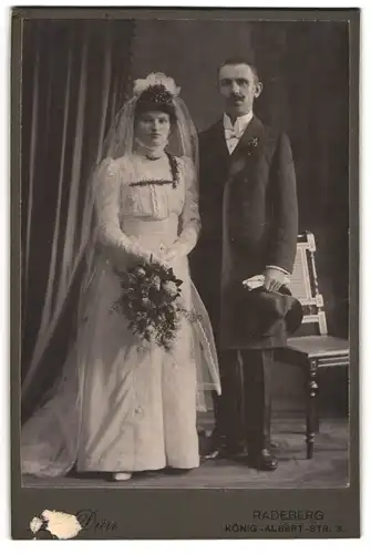 Fotografie L. Dürr, Radeberg, sächsisches Brautpaar im schicken Hochzeitskleid und Anzug mit Zylinder