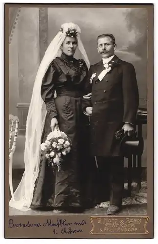 Fotografie G. Hotz & Sohn, Stockach, Herr Muffler mit seiner 1. Ehefrau im schwarzen Brautkleid