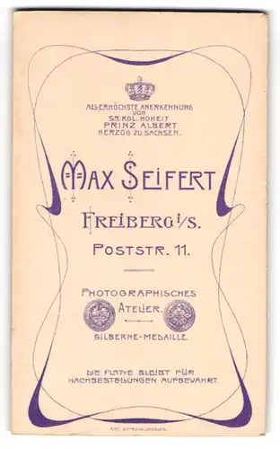 Fotografie Max Seifert, Freiberg i. S., Poststr. 11, Krone von Prinz Albert v. Sachse über Anschrift des Ateliers