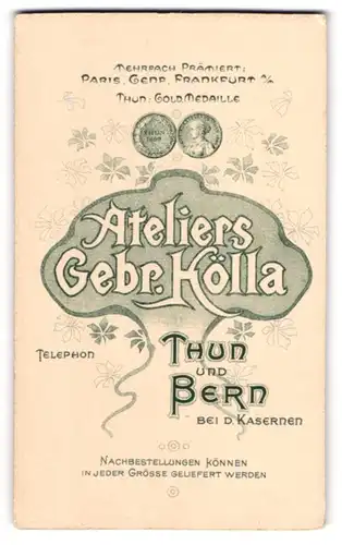 Fotografie Atelier Gebr. Kölla, Thun, Medaillen über der Anschrift des Ateliers von Blättern umgeben