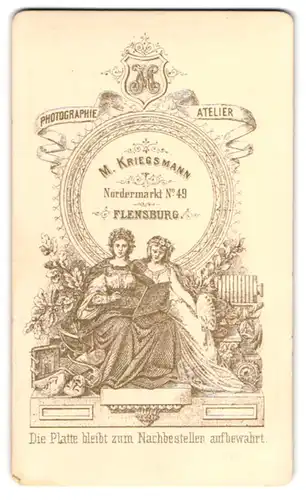 Fotografie M. Kriegsmann, Flensburg, Nordermarkt 49, zwei Frauen betrachten Fotografie, Plattenkamera, Monogramm