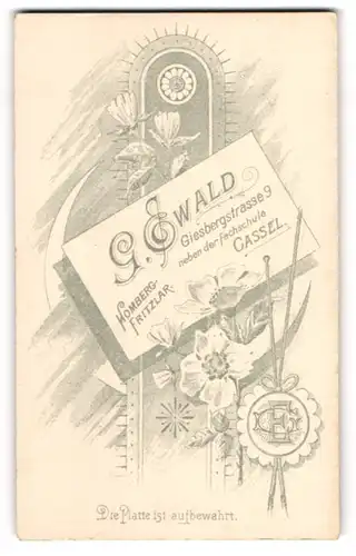 Fotografie G. Ewald, Cassel, Giesbergstr. 9, Anschrift des Ateliers auf Visitekarte und Monogramm unten rechts