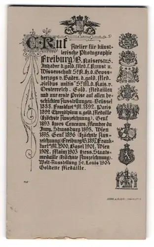 Fotografie C. Ruf, Freiburg i. B., Wappen der Stadt Freiburg über weiteren königlichen Wappen