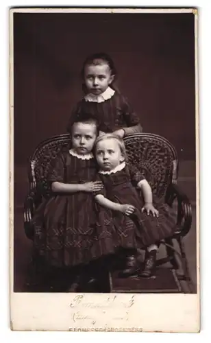 Fotografie Ernst Lomberg, Langenberg / Rhld., drei niedliche kleine Mädchen in dunklen Kleidern