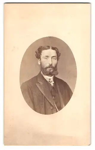 Fotografie Julius Giere, Hannover, Sophienstr. 5, Herr im Anzug mit Vollbart