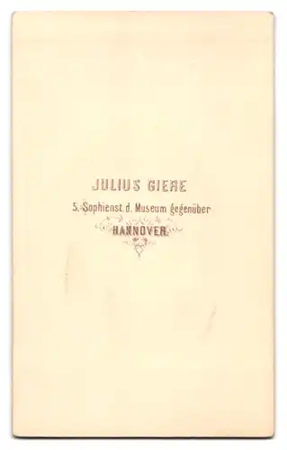 Fotografie Julius Giere, Hannover, Sophienstr. 5, Herr im Anzug mit Vollbart