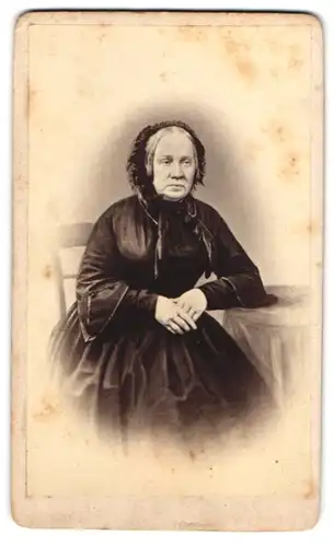 Fotografie Ch. Pfann, Stuttgart, Paulinenstr. 30, ältere Dame im schwarzen Kleid mit Haube
