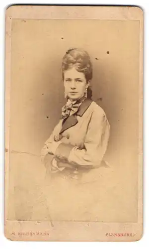 Fotografie M. Kriegsmann, Flensburg, Nordermarkt 49, hübsche junge Dame im Kleid mit Hochsteckfrisur