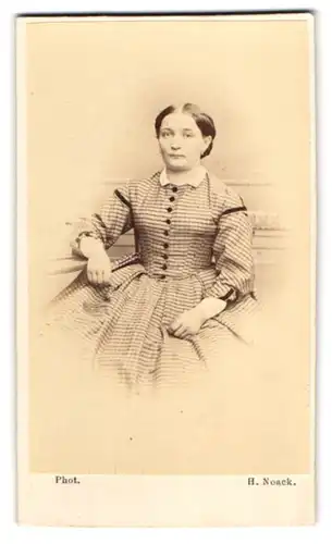 Fotografie H. Noack, Mentone, junge Frau im hellen karierten Kleid
