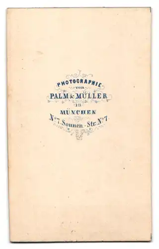 Fotografie Palm & Müller, München, Sonnen-Str. 7, junge Dame im schwarzen Kleid posiert hinter einem Geländer