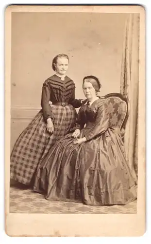 Fotografie A. Russler, Bamberg, Mutter und Tochter in Biedermeierkleidern posieren im Atelier