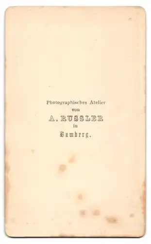 Fotografie A. Russler, Bamberg, Mutter und Tochter in Biedermeierkleidern posieren im Atelier