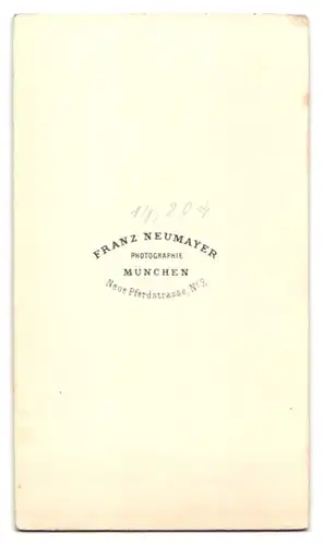 Fotografie F. Neumayer, München, Neue Pferdestr. 2, Dame im gepunkteten Kleid mit Ohrringen