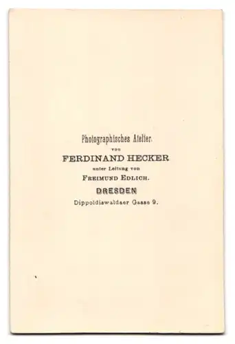 Fotografie Ferdinand Hecker, Dresden, ältere Dame aus Sachsen im glänzenden Kleid mit Haube