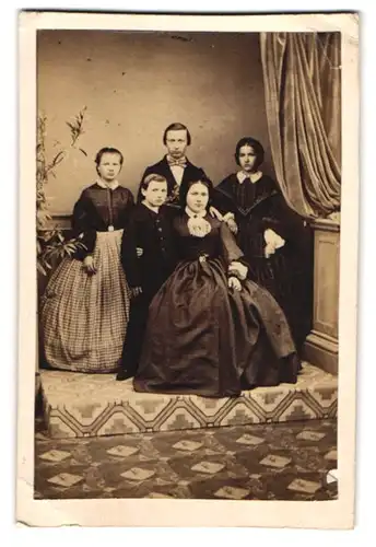 Fotografie unbekannter Fotograf und Ort, Portrait Mutter mit ihren vier Kindern in Biedermeierkleidern