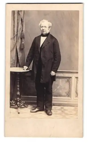 Fotografie C. Axtmann, Plauen i. V., Portrait Herr Daniel Kirmse im Anzug, 1865