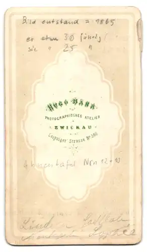 Fotografie Hugo Bähr, Zwickau, Leipziger-Str. 380, Herr Lindner nebst Frau im Atelier, 1865