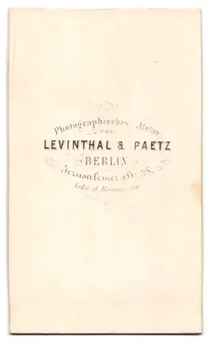 Fotografie Levinthal & Paetz, Berlin, Herr mit dickem Bacuh im Anzug, Nackenbart