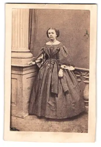Fotografie unbekannter Fotograf und Ort, junge Dame im gestreiften Kleid mit Halskette
