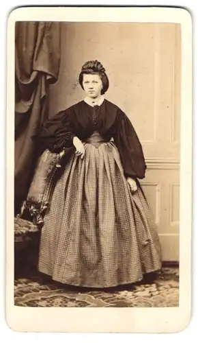 Fotografie E. Ebert, Leipzig, Salomonstr. 5, junges sächsisches Mädchen im karierten Kleid mit dunkler Bluse