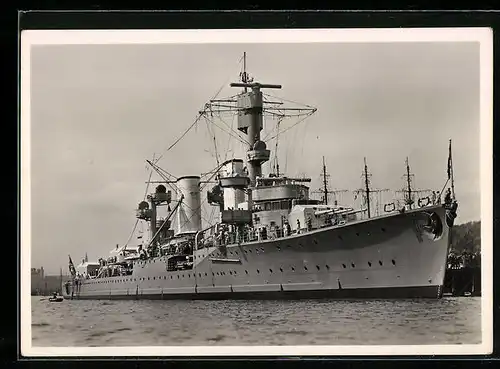 AK Kreuzer Karlsruhe im Hafen liegend
