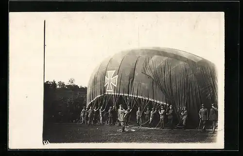 Foto-AK Ballon wird mit Gas nachgefüllt