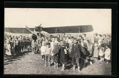 AK Kinderschar an einem Flugzeug