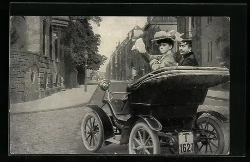 AK Dame winkt aus einem Auto heraus