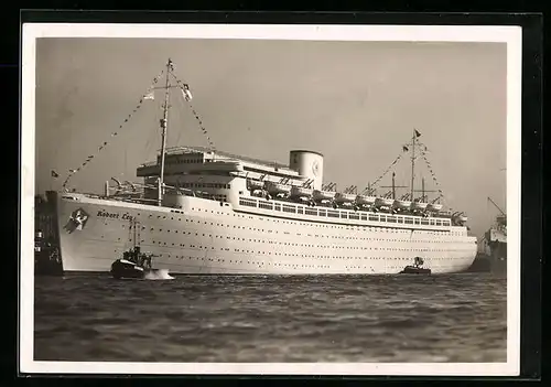 AK KdF-Elektro-Schiff Robert Ley in Flaggengala, Begleitboote