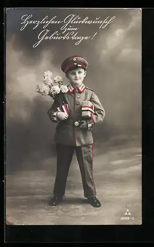 AK Junge in Uniform mit Geschenk und Blumen
