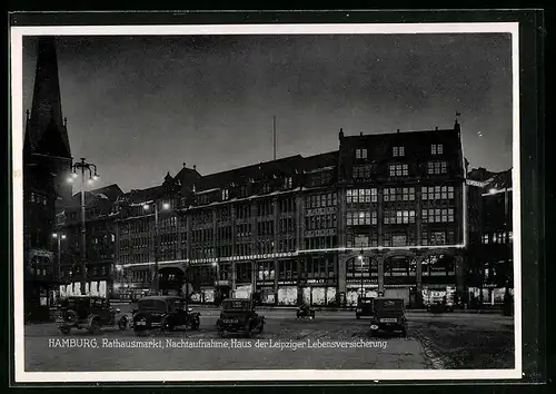 AK Hamburg, Rathausmarkt, Haus der Leipziger Lebensversichung, Nachtaufnahme